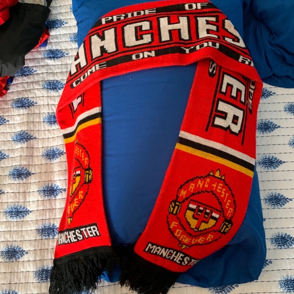 Manchester United Scarf - Picture 2 of 4